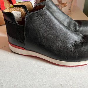 Vionic ankle boot/sneaker black size 10